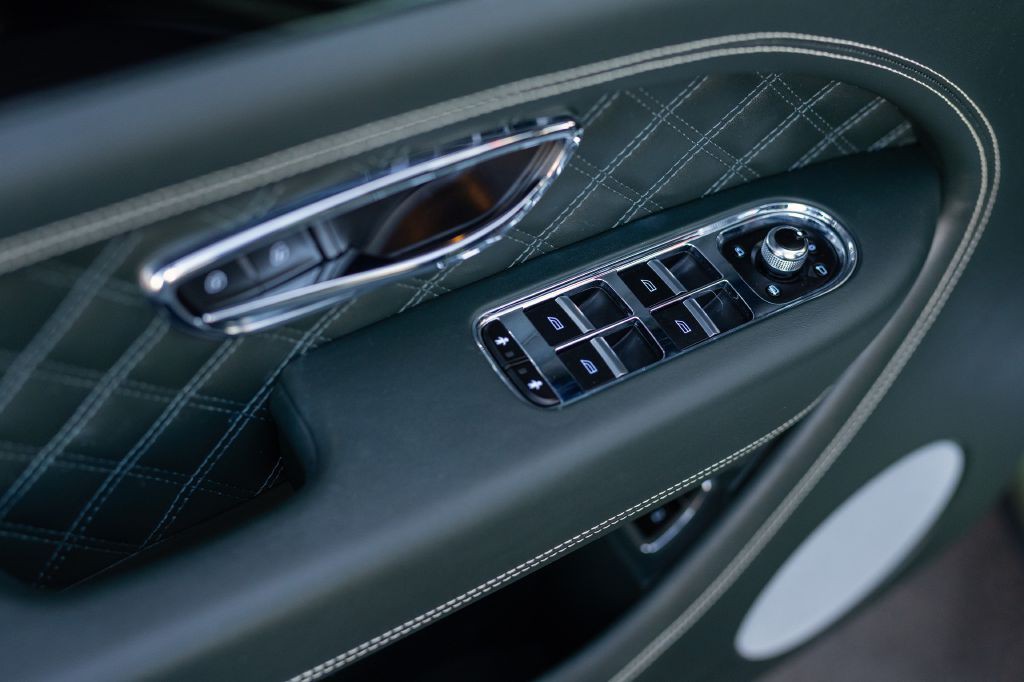 2021 Bentley Bentayga Image 118