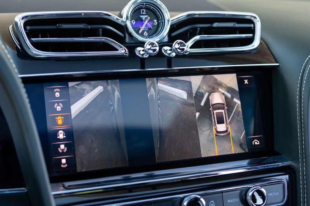 2021 Bentley Bentayga Image 126
