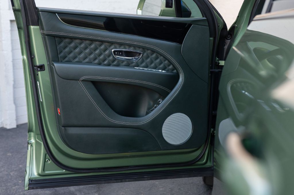 2021 Bentley Bentayga Image 129