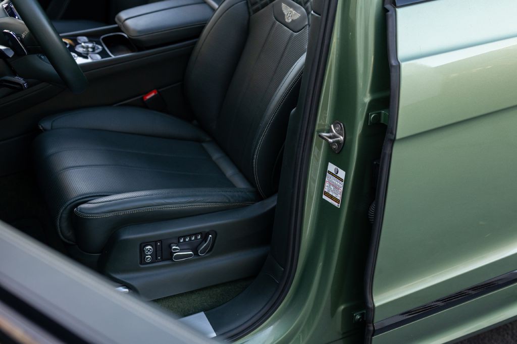 2021 Bentley Bentayga Image 132