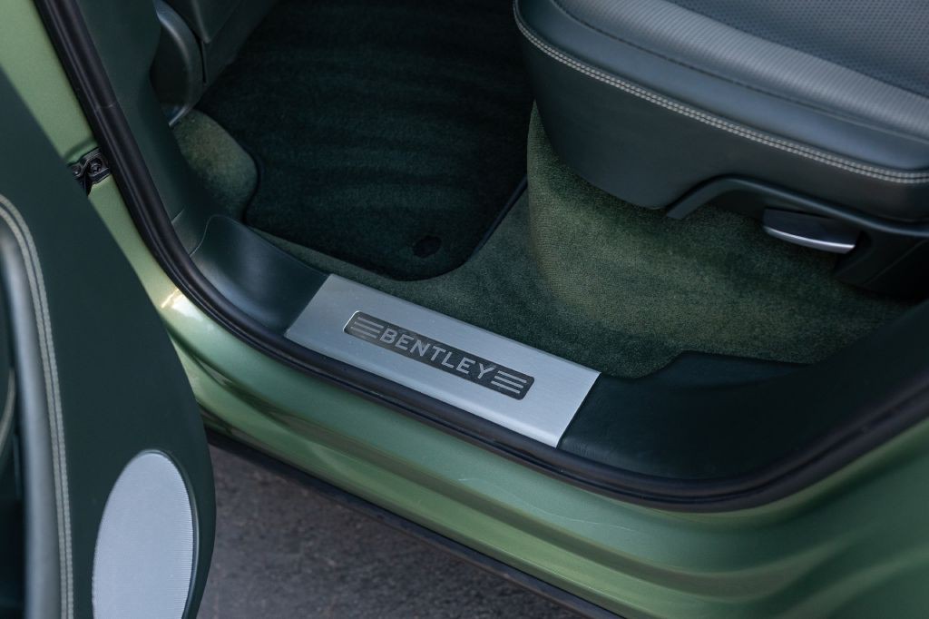 2021 Bentley Bentayga Image 136