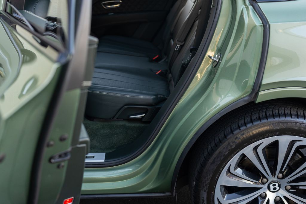 2021 Bentley Bentayga Image 137