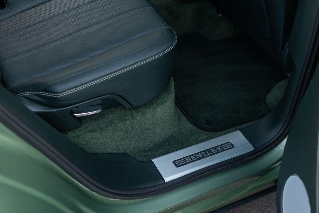 2021 Bentley Bentayga Image 141