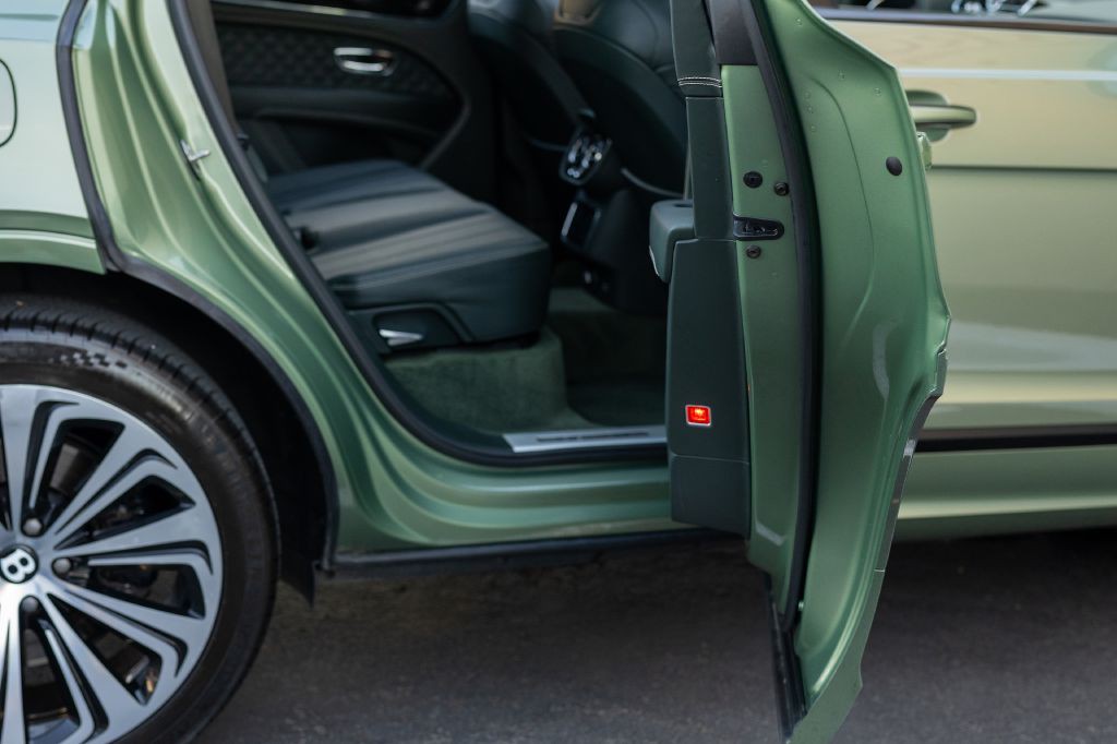 2021 Bentley Bentayga Image 143