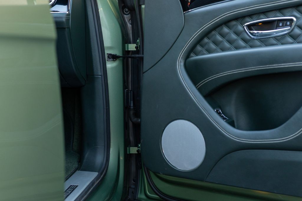 2021 Bentley Bentayga Image 145