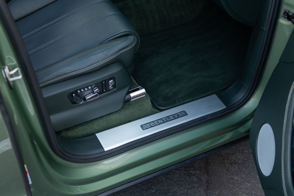 2021 Bentley Bentayga Image 146