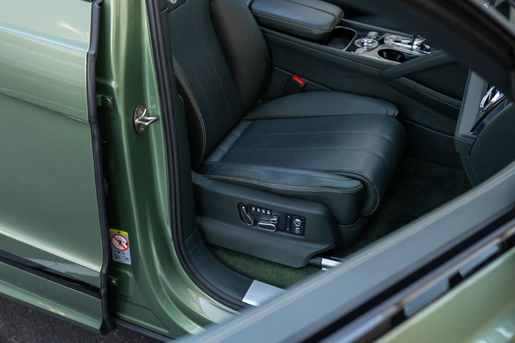 2021 Bentley Bentayga Image 147
