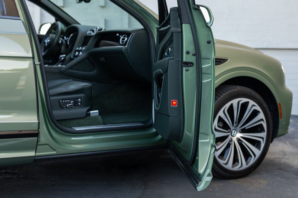 2021 Bentley Bentayga Image 148