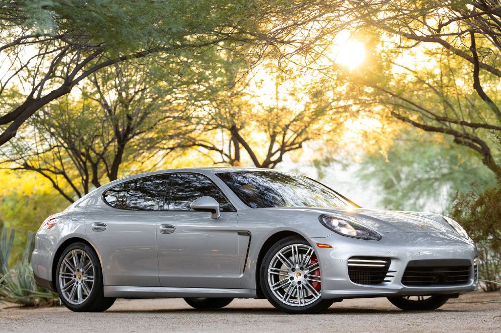 2016 Porsche Panamera Image 1