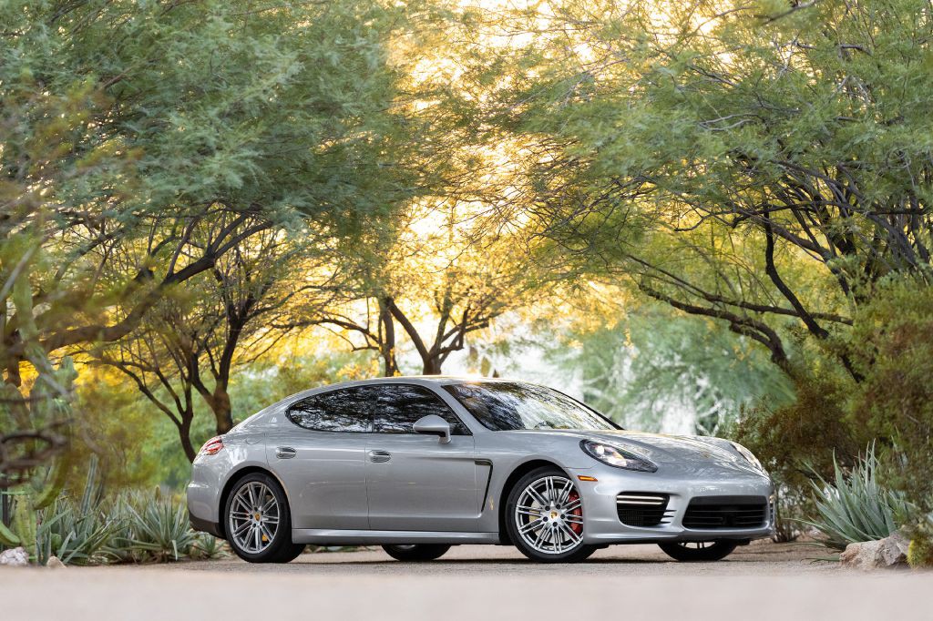 2016 Porsche Panamera Image 2