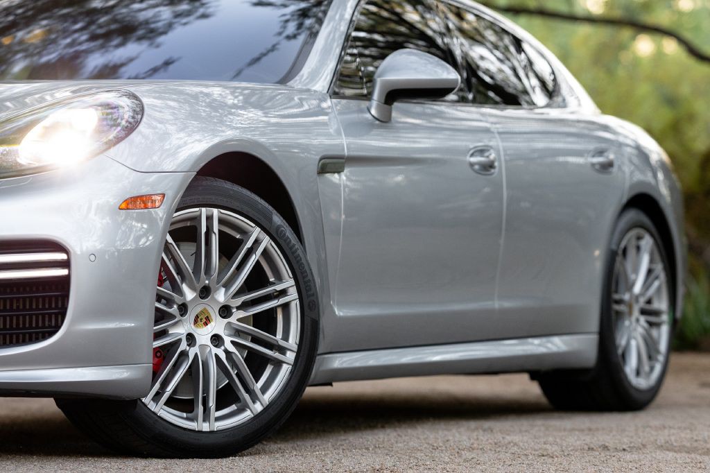 2016 Porsche Panamera Image 14