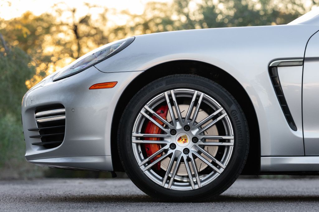 2016 Porsche Panamera Image 23