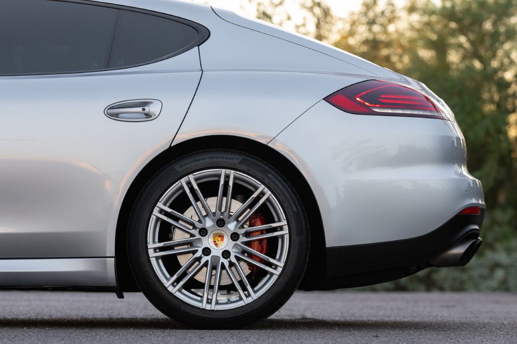 2016 Porsche Panamera Image 24