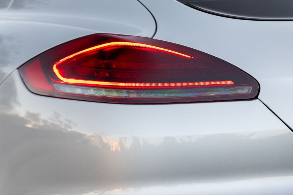 2016 Porsche Panamera Image 26
