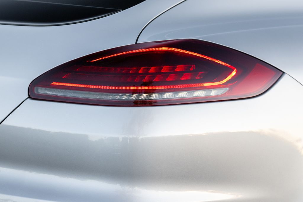 2016 Porsche Panamera Image 31
