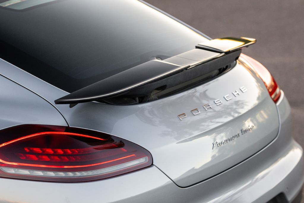 2016 Porsche Panamera Image 38