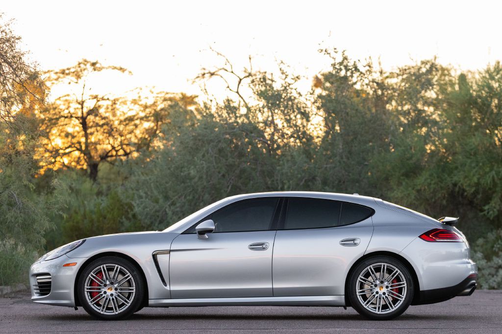 2016 Porsche Panamera Image 40