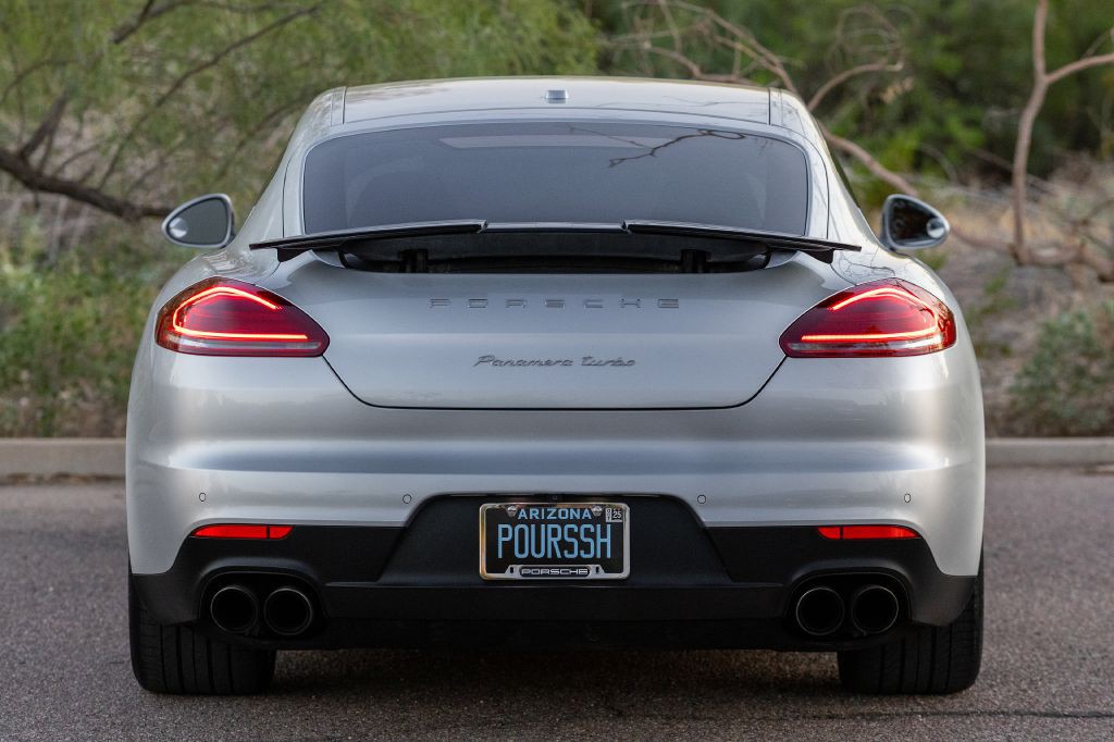 2016 Porsche Panamera Image 41