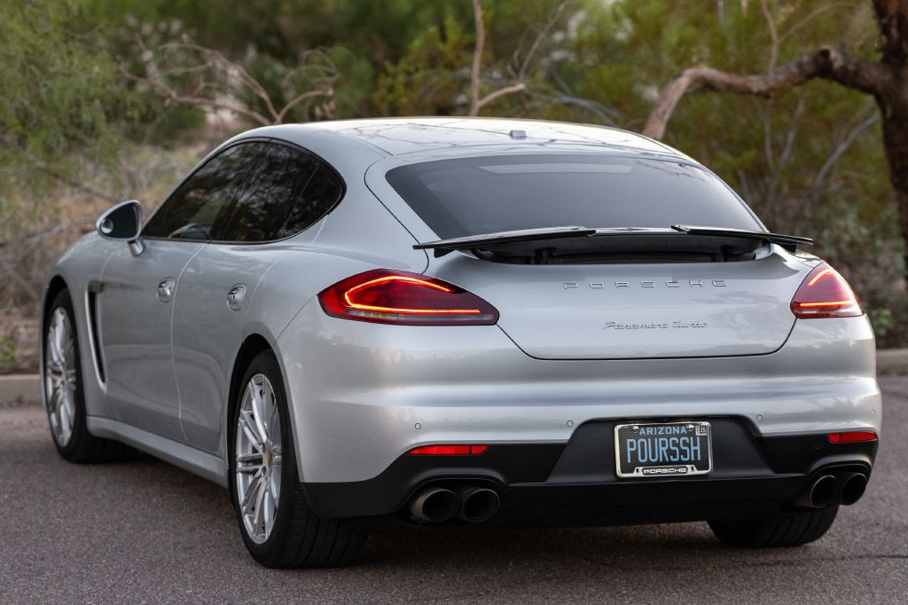 2016 Porsche Panamera Image 43