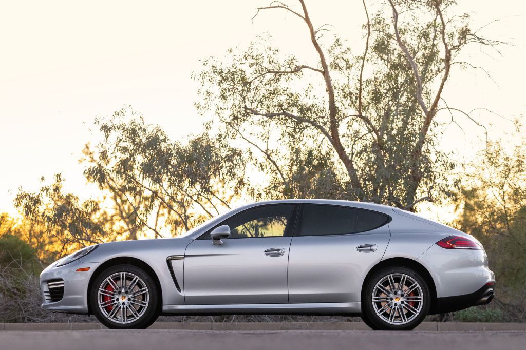 2016 Porsche Panamera Image 47