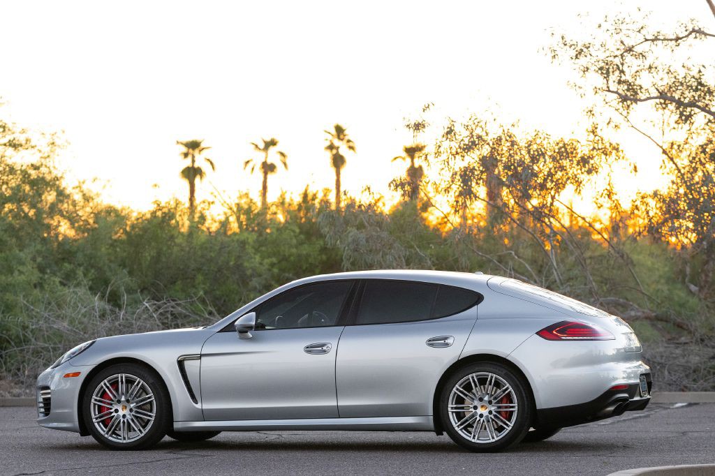 2016 Porsche Panamera Image 49