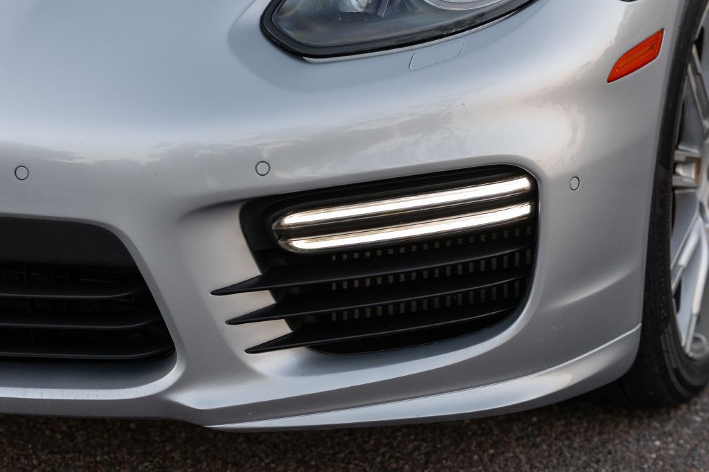 2016 Porsche Panamera Image 52