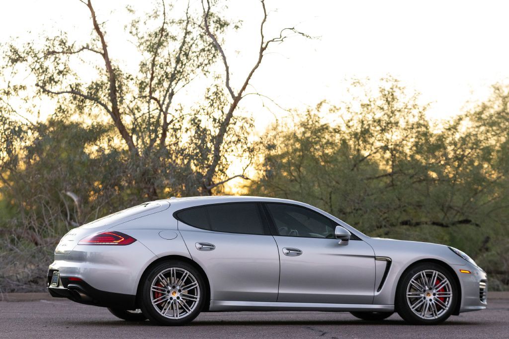 2016 Porsche Panamera Image 68
