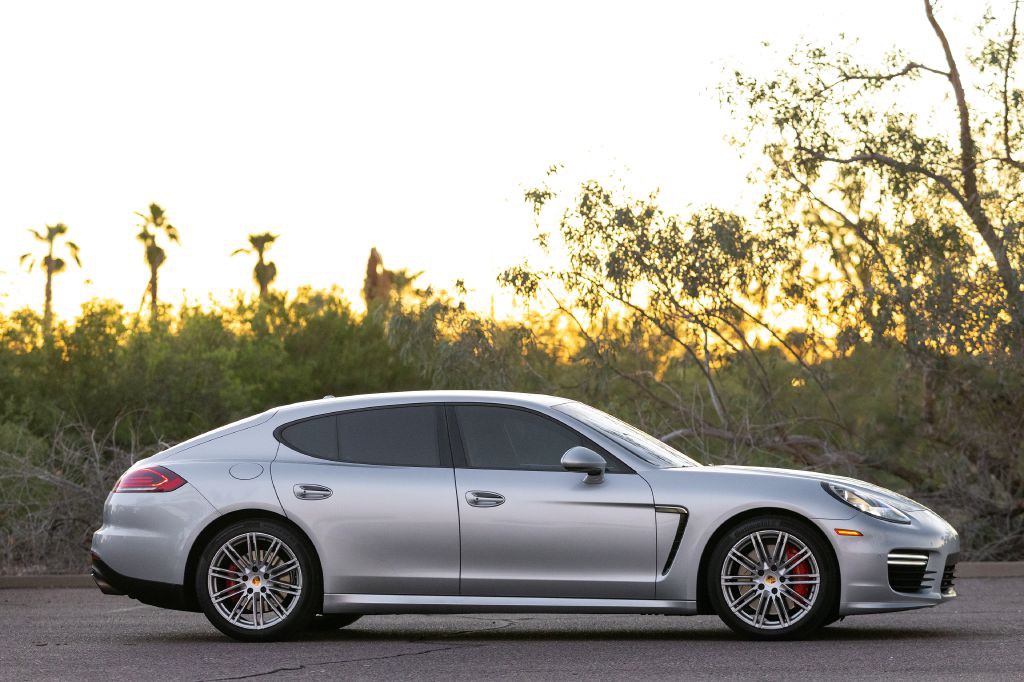 2016 Porsche Panamera Image 70