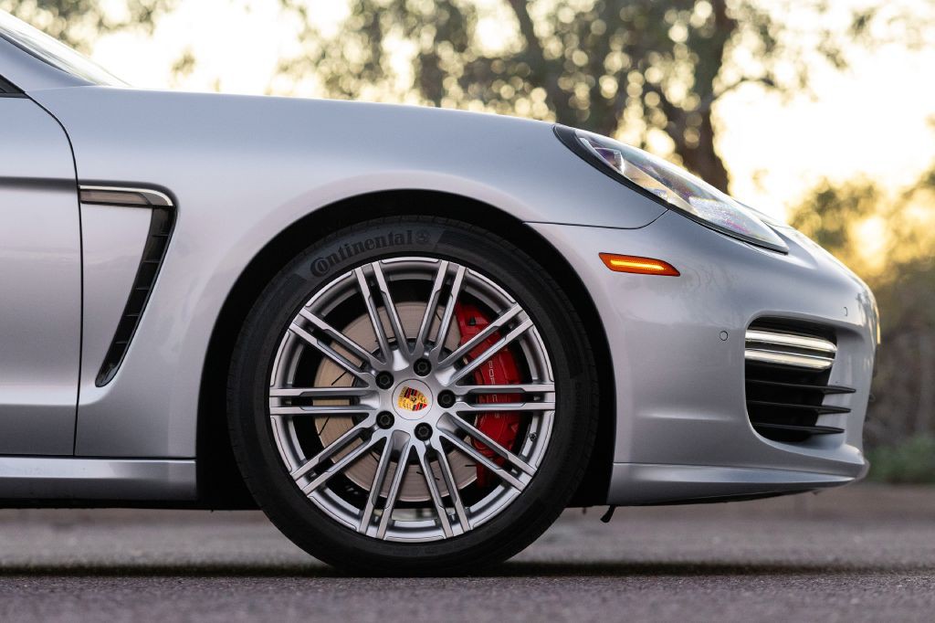 2016 Porsche Panamera Image 71
