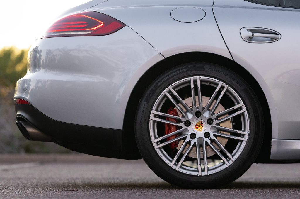2016 Porsche Panamera Image 72