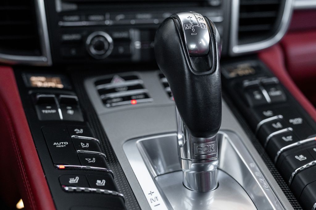 2016 Porsche Panamera Image 107