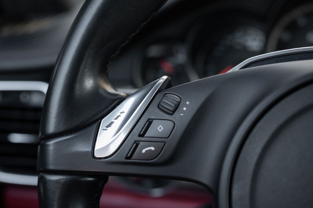 2016 Porsche Panamera Image 110