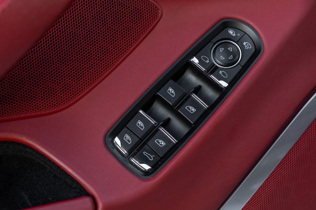 2016 Porsche Panamera Image 113