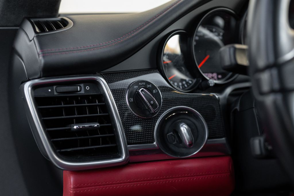 2016 Porsche Panamera Image 117