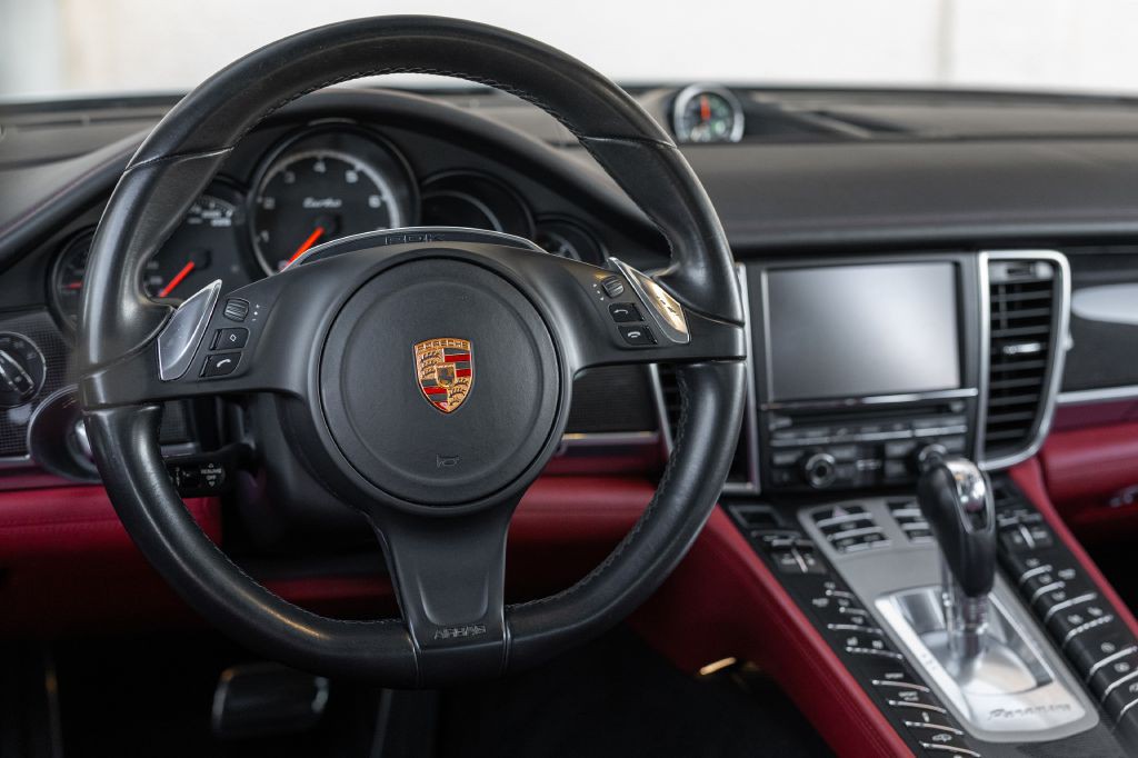 2016 Porsche Panamera Image 121