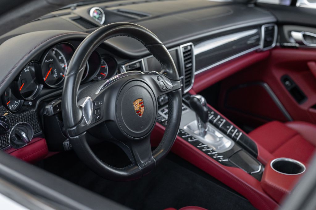2016 Porsche Panamera Image 122