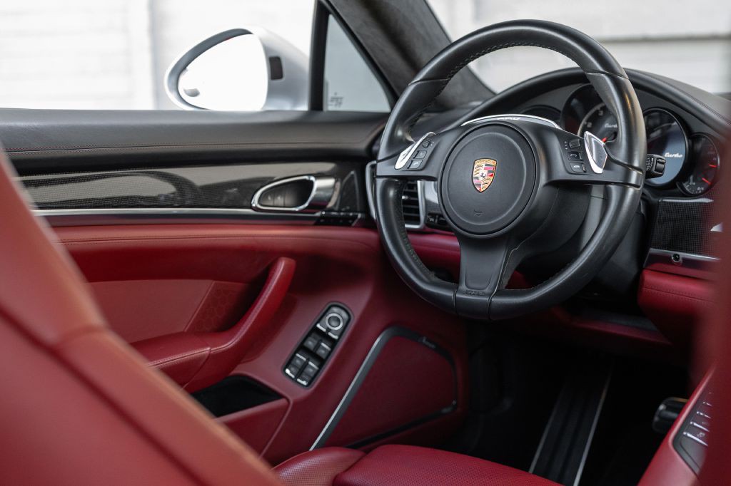 2016 Porsche Panamera Image 125