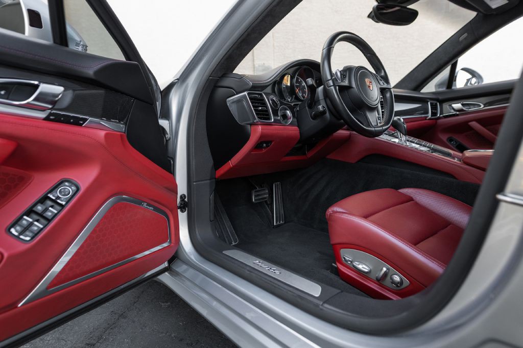 2016 Porsche Panamera Image 165
