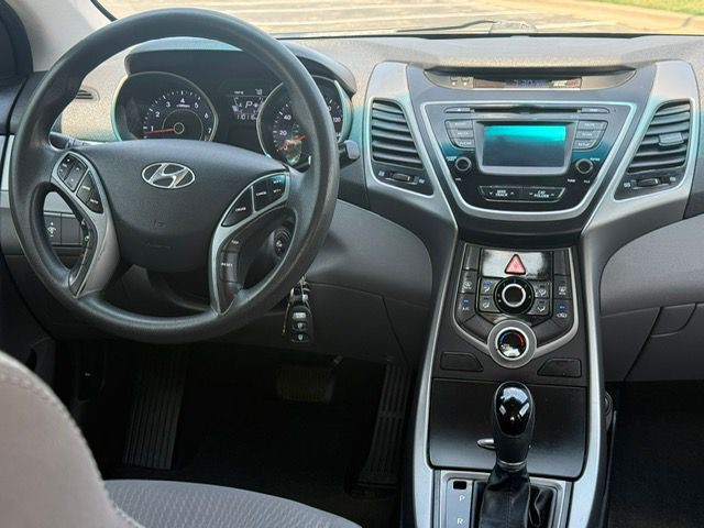 2016 Hyundai Elantra Image 10