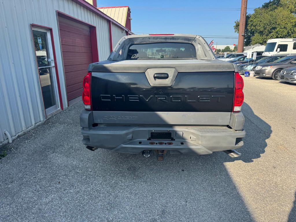 2002 Chevrolet Avalanche Image 4