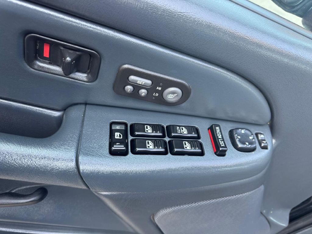 2002 Chevrolet Avalanche Image 16
