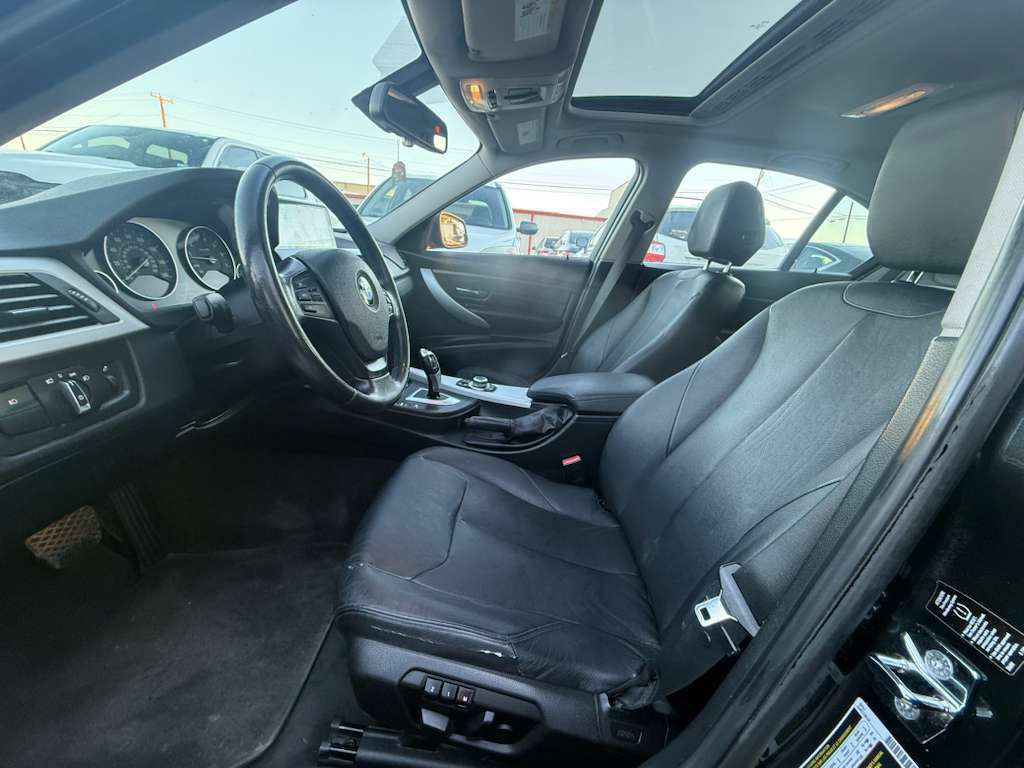 2012 BMW 3 Series Image 17