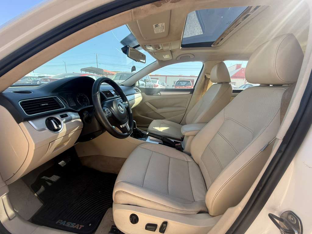 2012 Volkswagen Passat Image 11