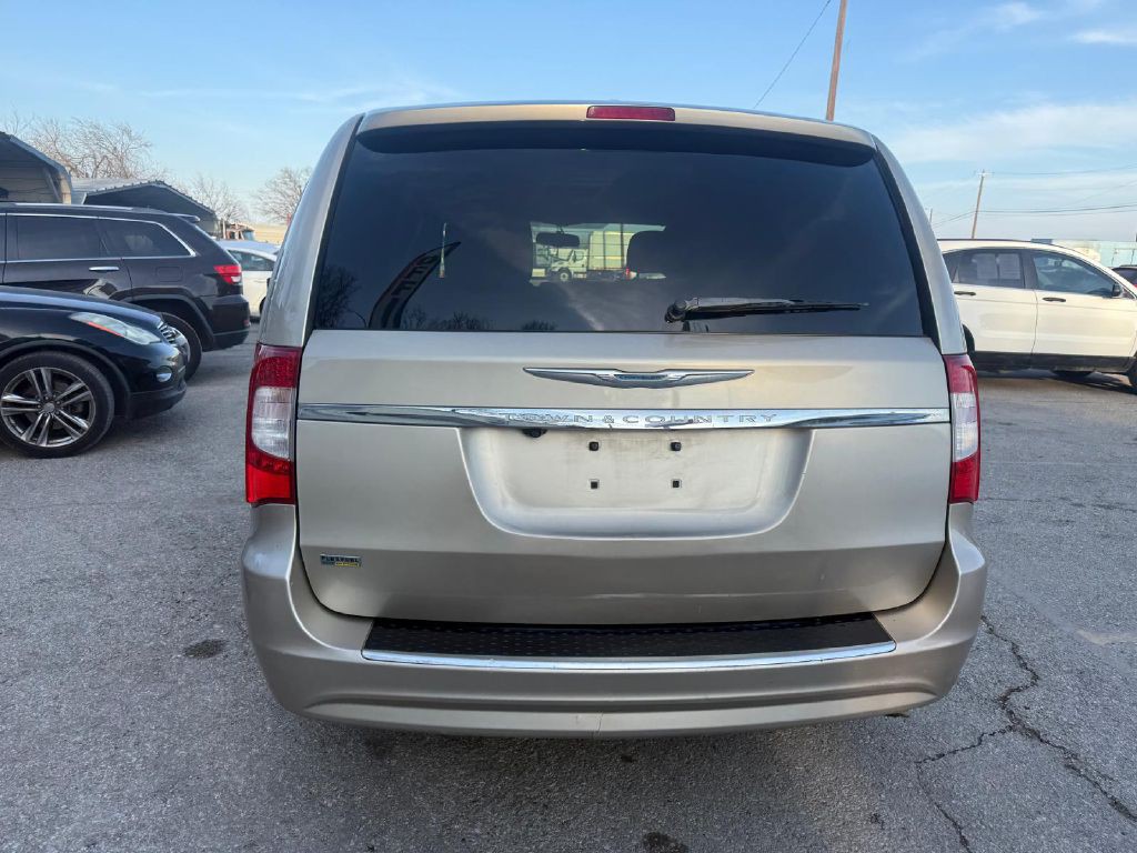 2012 Chrysler Town & Country Image 4