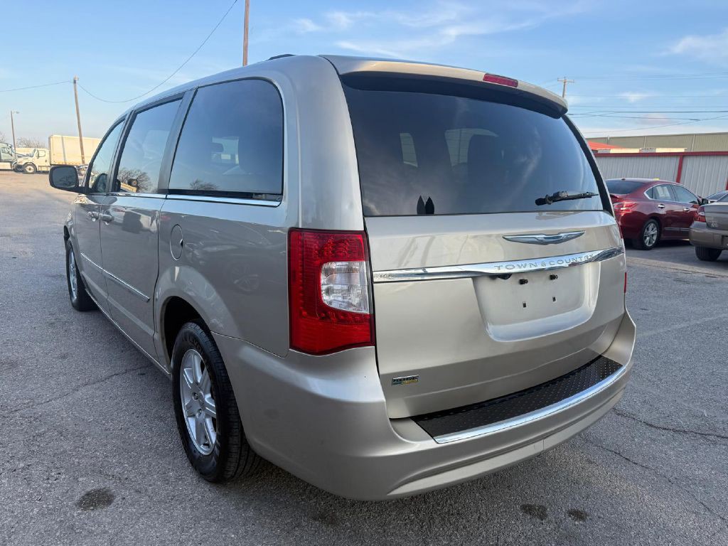 2012 Chrysler Town & Country Image 5