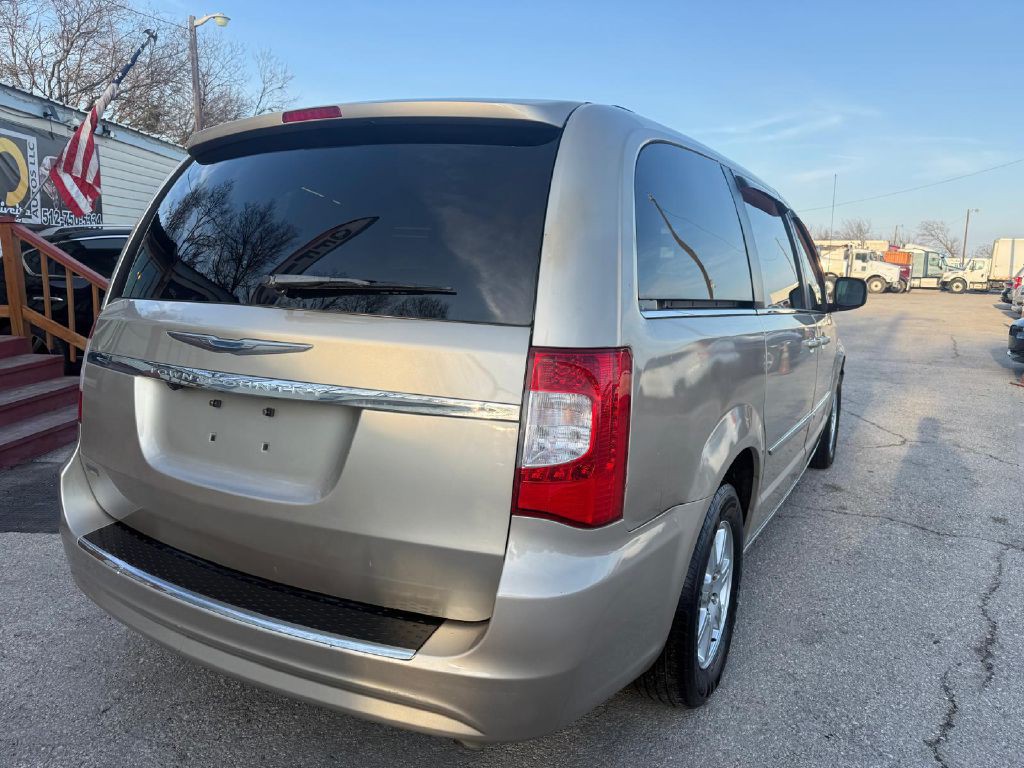 2012 Chrysler Town & Country Image 6