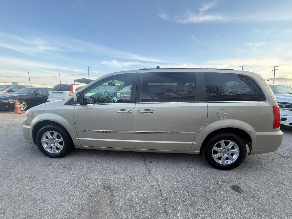 2012 Chrysler Town & Country Image 7