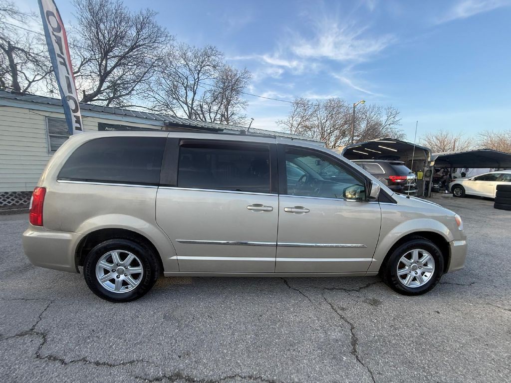 2012 Chrysler Town & Country Image 8