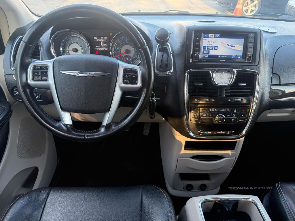 2012 Chrysler Town & Country Image 10