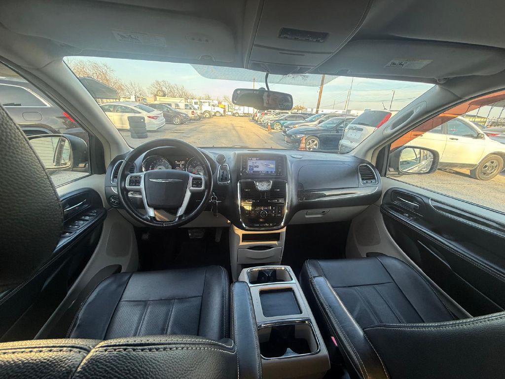 2012 Chrysler Town & Country Image 11